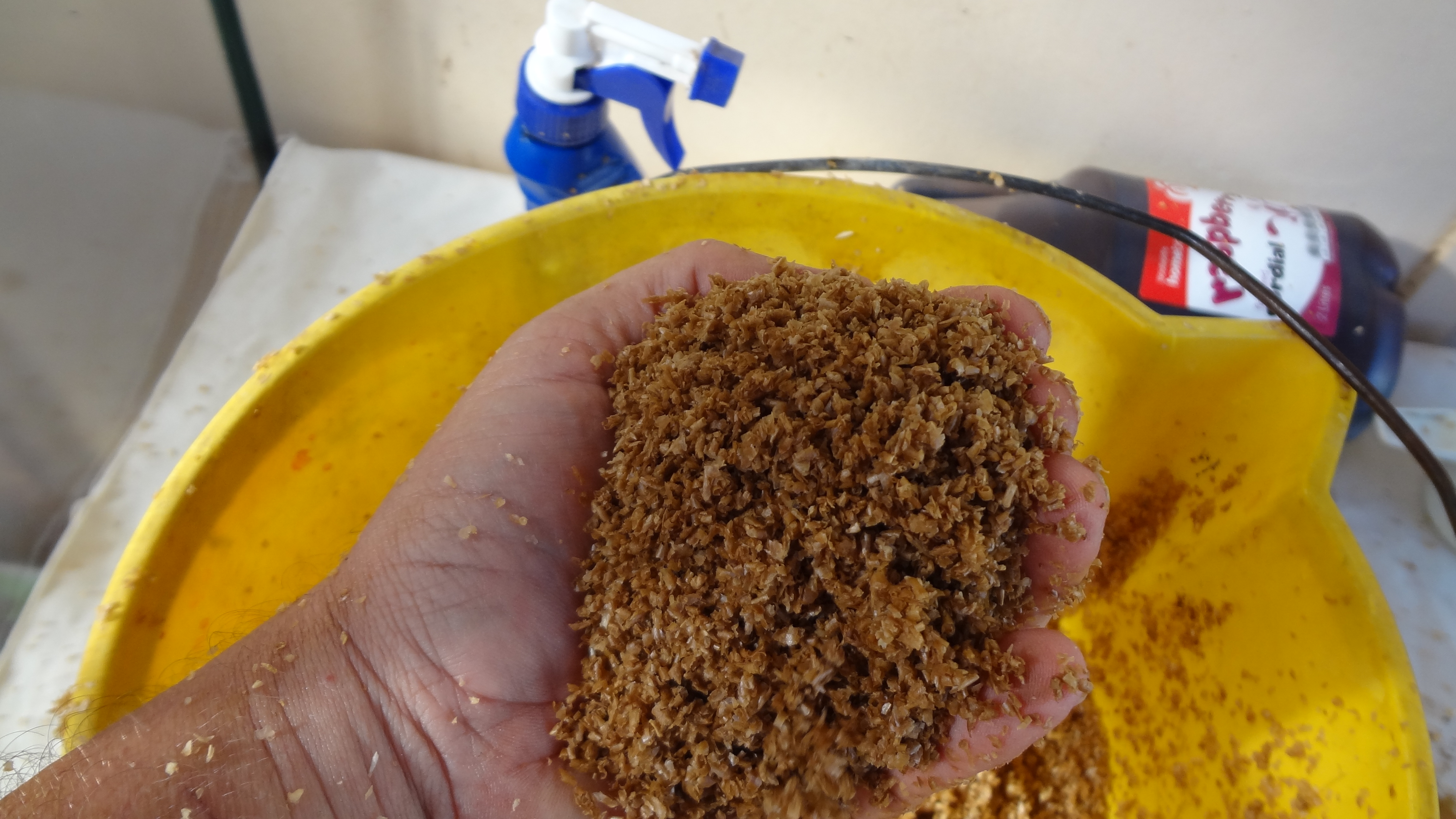 Mix the EM1 solution through the moist bran as thoroughly as possible.